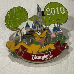 DISNEY DLR CHARACTERS WITH SLEEPING BEAUTY CASTLE 2010 PLUTO PIN